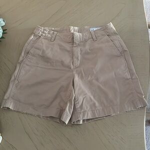 women's gap 7" downtown Sand Khaki shorts size 10